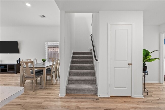 Building Photo - 512 Maple Bnd Ln
