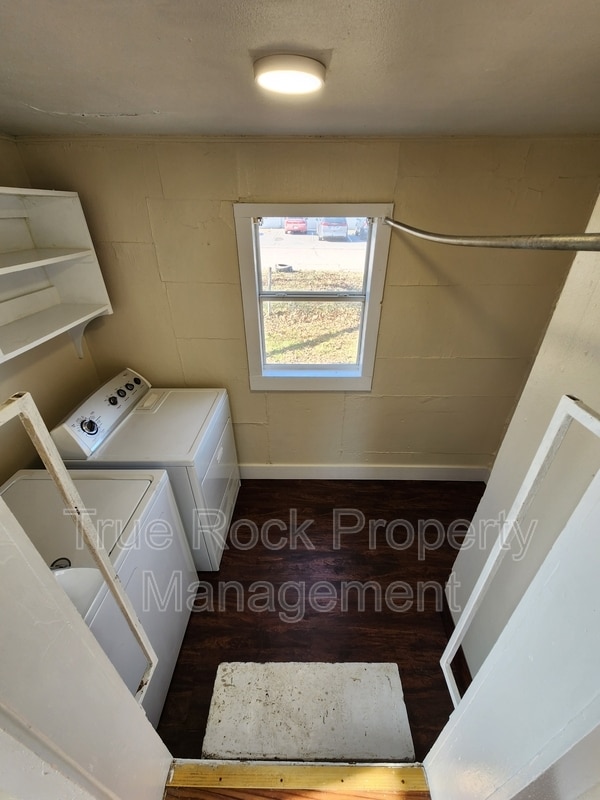 Building Photo - 231 W 4th St