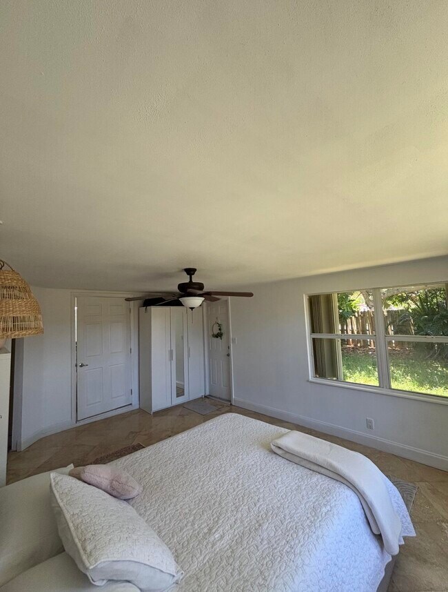 Building Photo - 927 W Royal Palm Rd