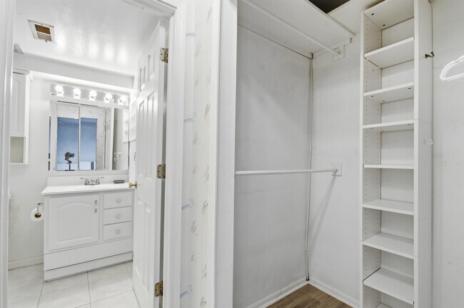 Building Photo - 1235 S Maple Rd