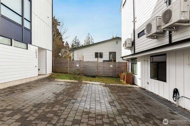 Building Photo - 5030 Sand Point Pl NE