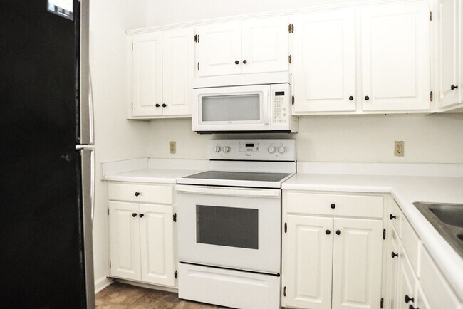 Building Photo - Two Bedroom Townhome!