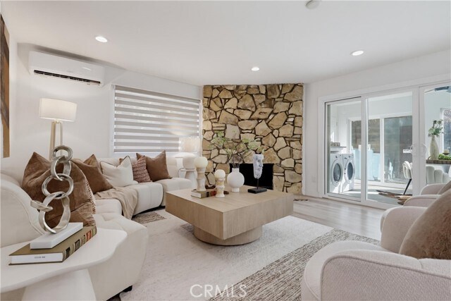 Building Photo - 125 Campanita Ct