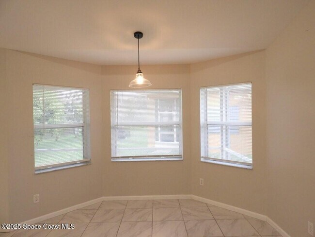 Building Photo - 394 Mott St SW