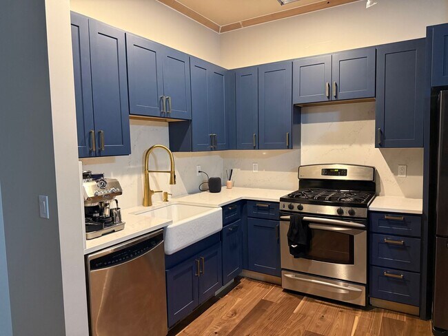 Building Photo - Pinnacle Condominiums - Pearl District ope...