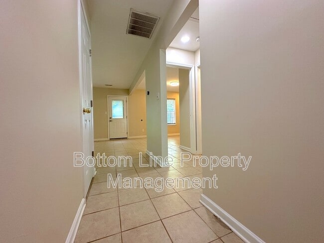 Building Photo - 3227 Lake Dr