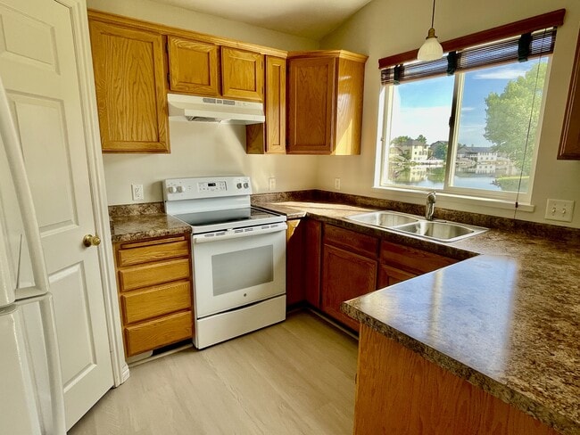 Building Photo - 134 Lakeview Dr