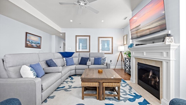 Building Photo - 701 E 8th St