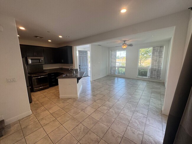 Building Photo - 3 bedroom | 3.5 bathroom | Davis Single Fa...