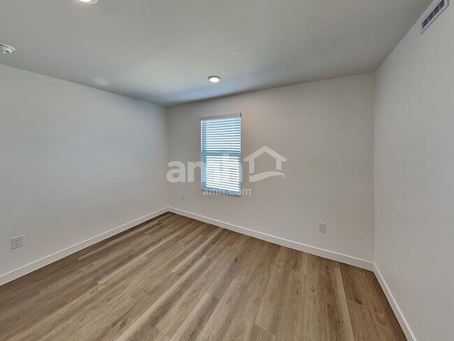 Building Photo - 9562 E Friedel Dr