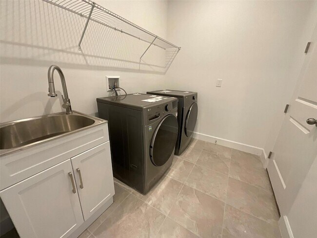 Building Photo - 3220 Canna Lily Pl