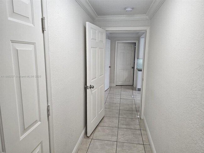 Building Photo - 651 SW 66th Ave
