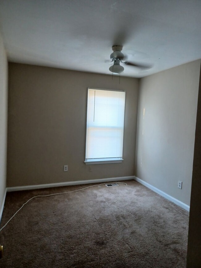 Building Photo - Spacious 3 Bedroom 2.5 Bath Townhouse in K...