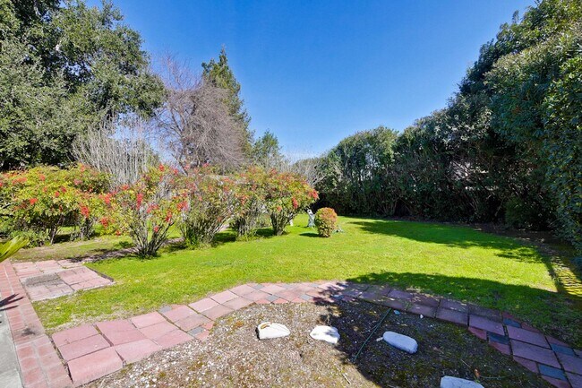 Building Photo - Awesome Home Located in a Quiet Tree Line ...