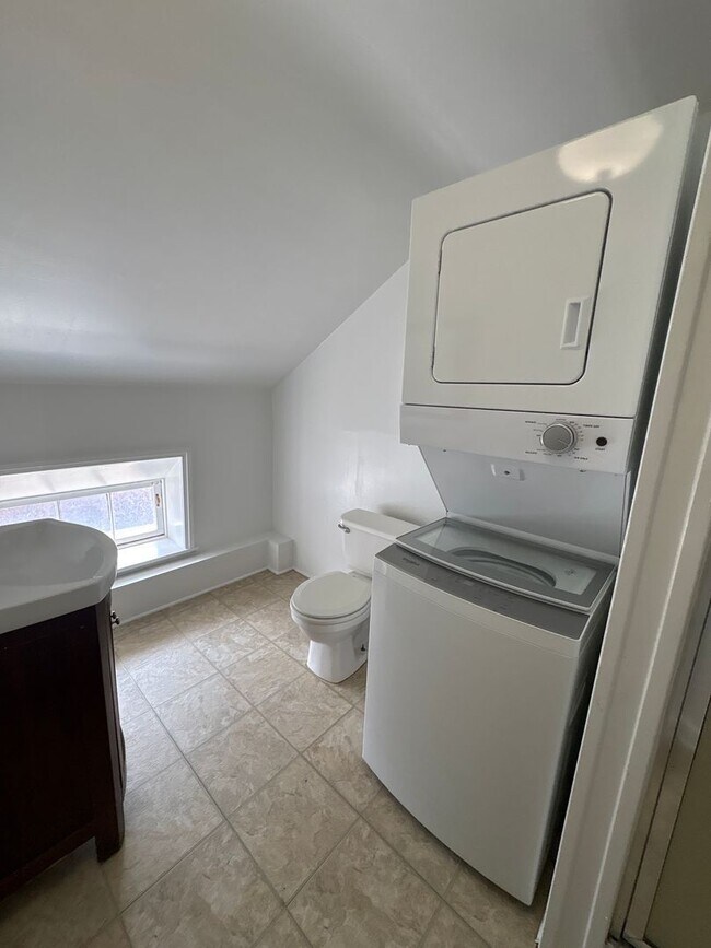 Building Photo - 1-2 Bedroom 3rd Floor Apartment Across from Central Market in Downtown York