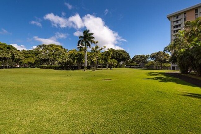Building Photo - Centrally Located Queen Emma Gardens,