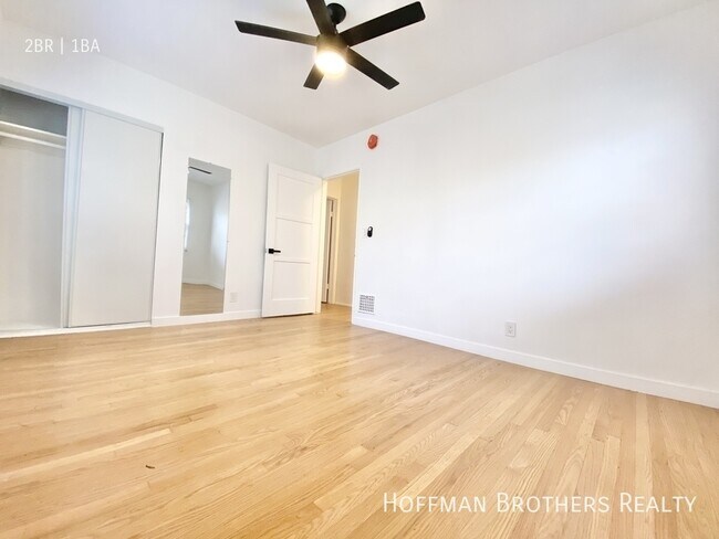 Building Photo - 902 Alandele Ave