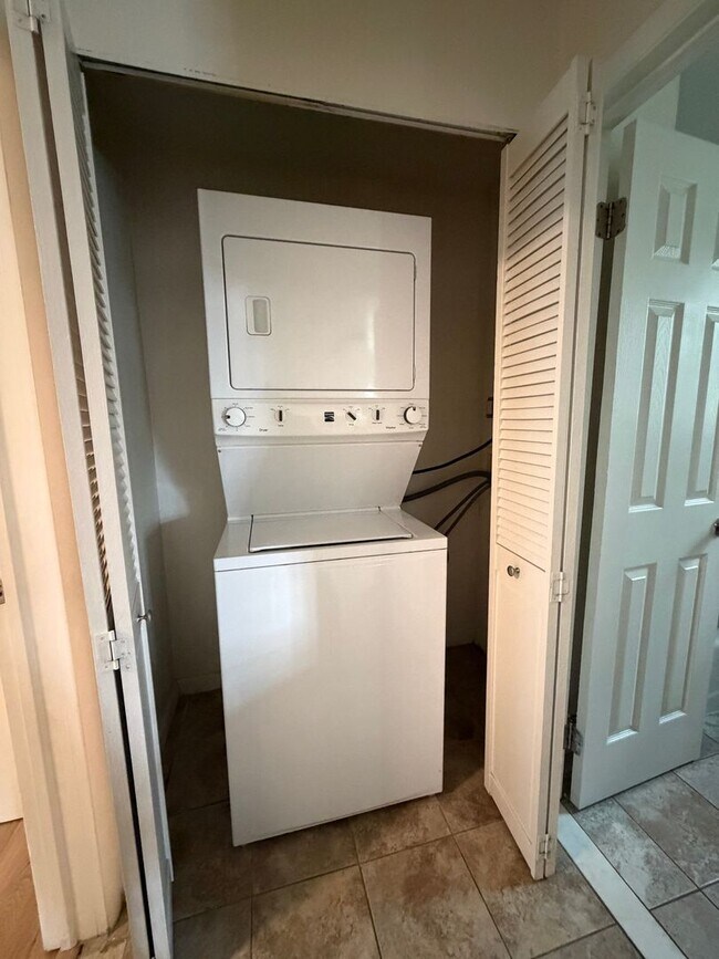 Building Photo - 1736 Main St