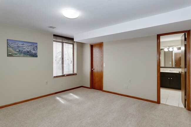 Building Photo - Executive Rental in Lakepoint!