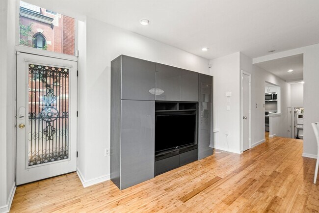 Building Photo - 2 Clarendon St