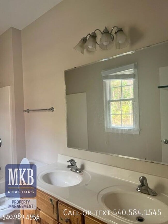 Building Photo - 2810 King St NE