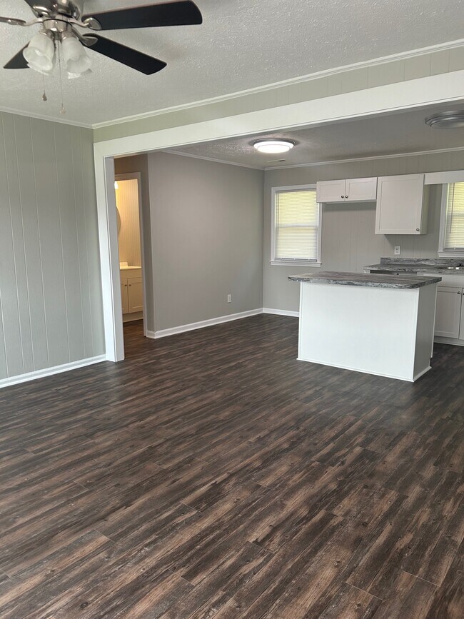 Building Photo - 604 16th Ave