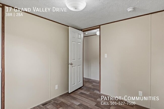 Building Photo - 17 Grand Valley Dr