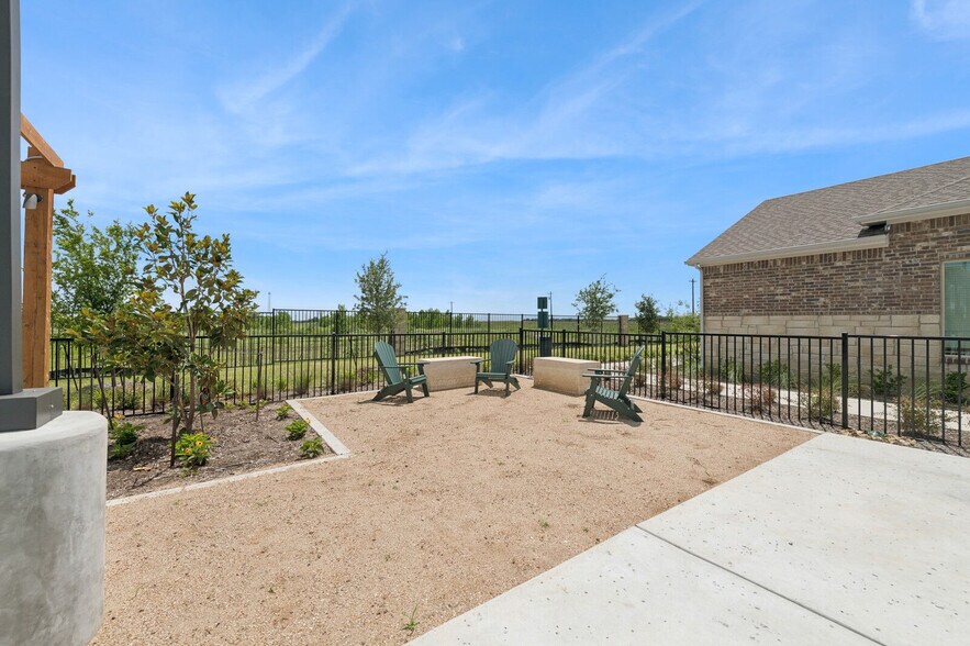 Building Photo - Casitas at Elevon