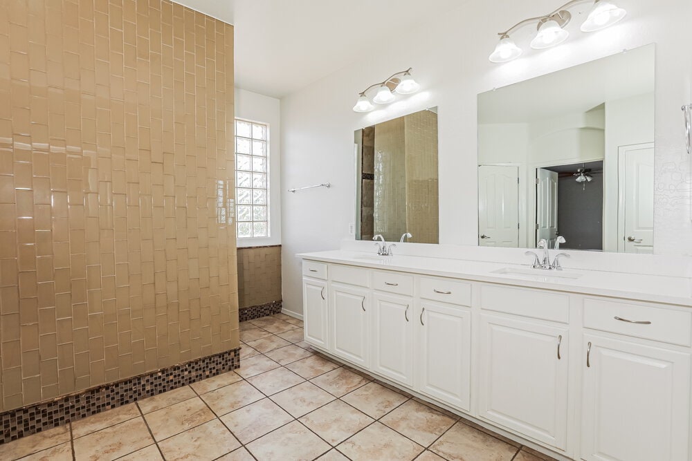 Building Photo - 4091 E Carriage Way