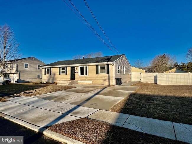 Building Photo - 16 Schoolhouse Dr