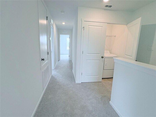 Building Photo - 886 Lynx St