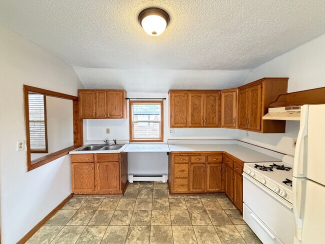 Building Photo - Upper Level 2 Bedroom Apartment - AVAILABLE TODAY