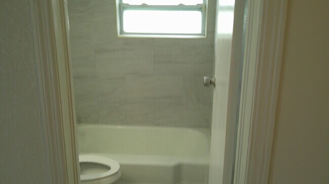 Building Photo - 900 W 9th St