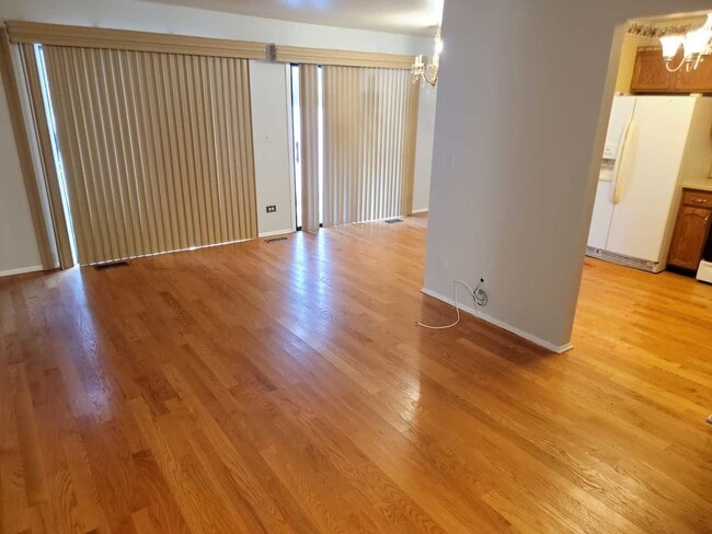 Building Photo - 877 Cross Creek Dr W