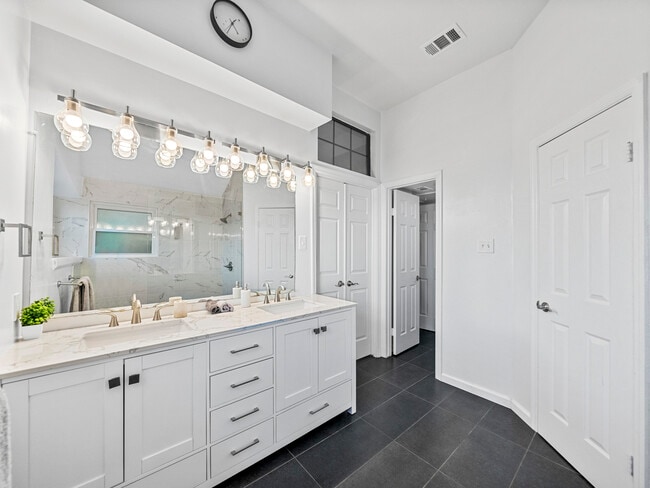 Building Photo - 2301 Summit Dr