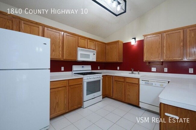 Building Photo - AVAILABLE NOW! Spacious 2 Bed, 2 Bath Town...