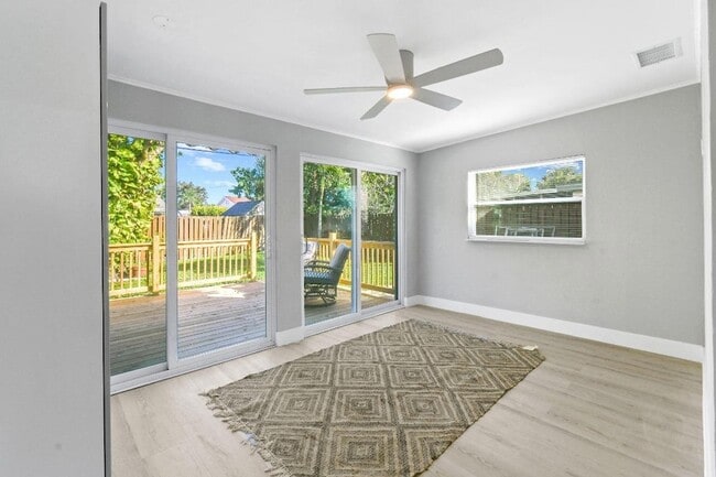 Building Photo - 1004 Stillwater Dr