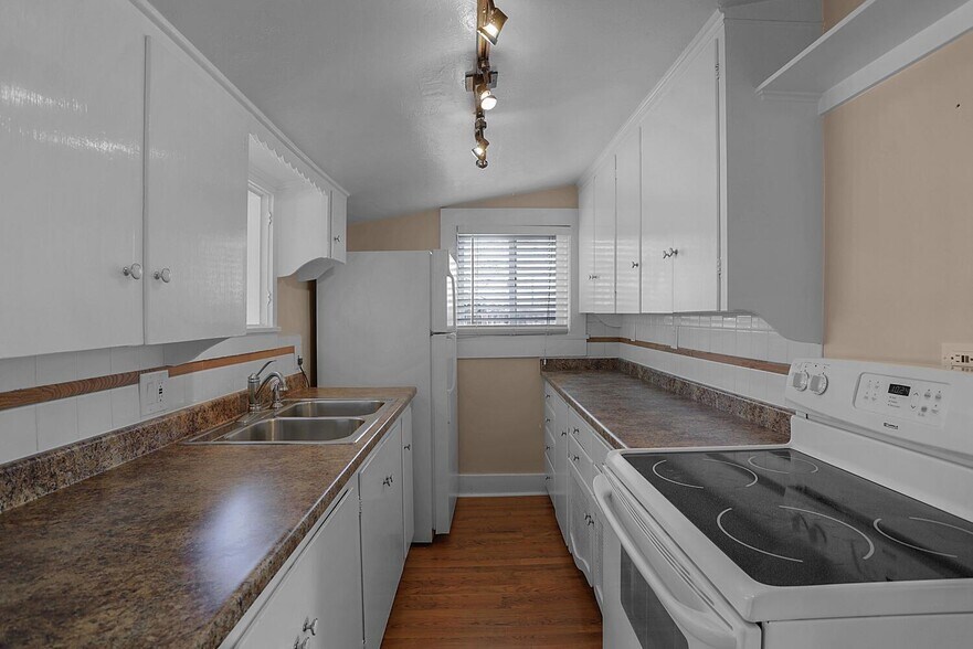 Building Photo - Well-Maintained Cottage with Private Yard ...