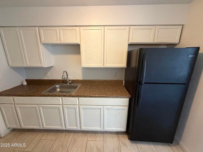 Building Photo - 625 E Broadway Rd