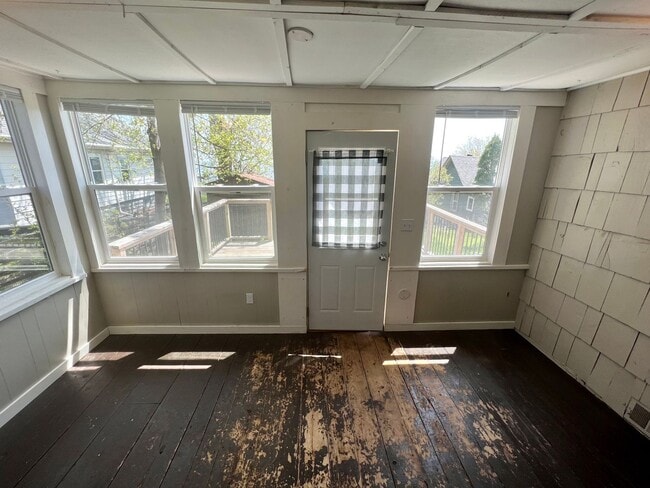 Building Photo - AVAILABLE JUNE - 3 Bed 1 Bath w/ Great View