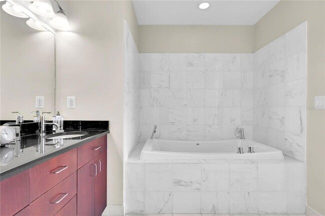 Building Photo - 150 E Robinson St