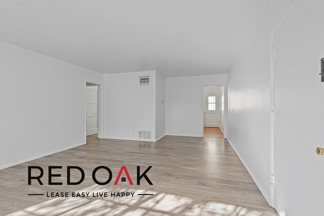 Building Photo - Charming and Spacious One Bedroom with Lov...