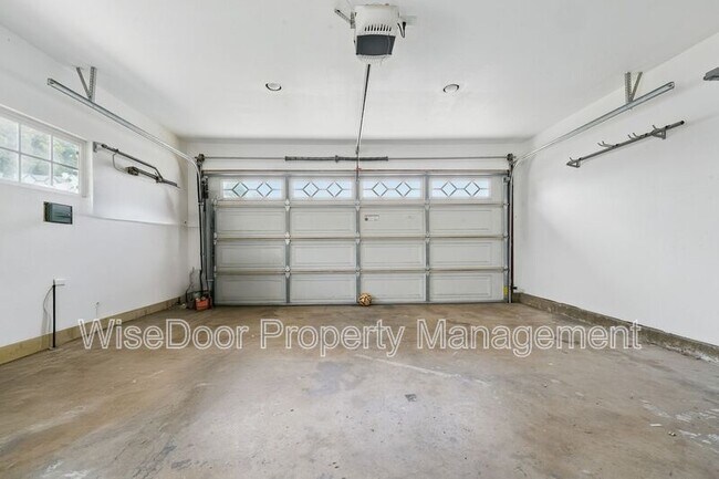 Building Photo - 387 E Nubia St
