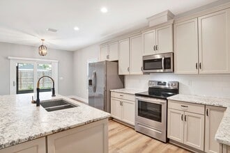 Building Photo - Spacious 2021 home close to beaches and sh...