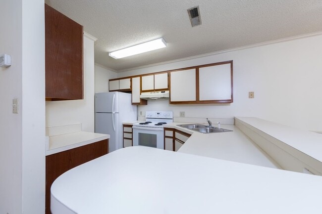 Building Photo - Prime Location!