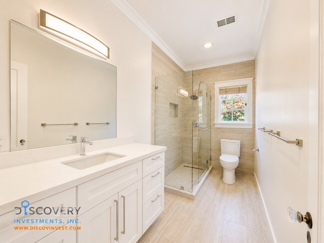 Building Photo - Classic Berkeley Condo with Tasteful Modern Updates