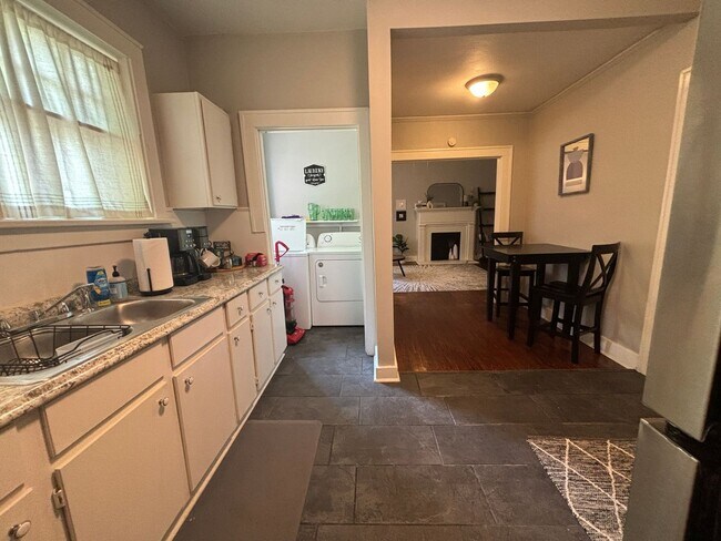 Building Photo - 312 S Valentine St