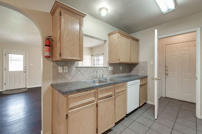 Building Photo - 3606 Dustin Ct