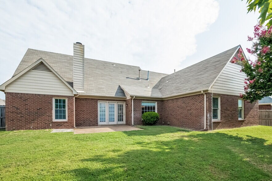 Building Photo - 7621 Dexter Manor Dr