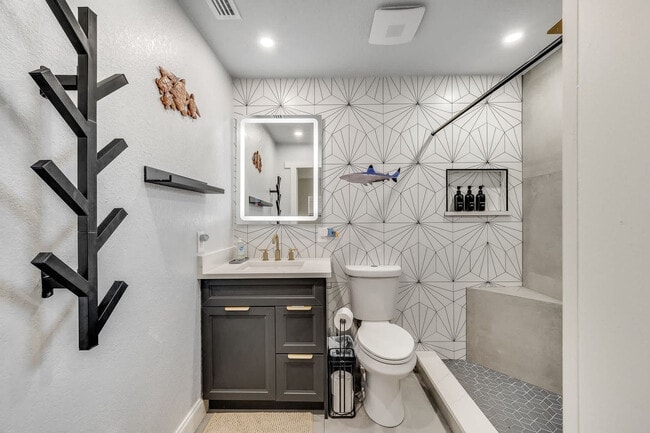 Building Photo - 415 N Shore Dr